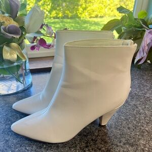White Heeled Boots with Pointed Toe and Heel